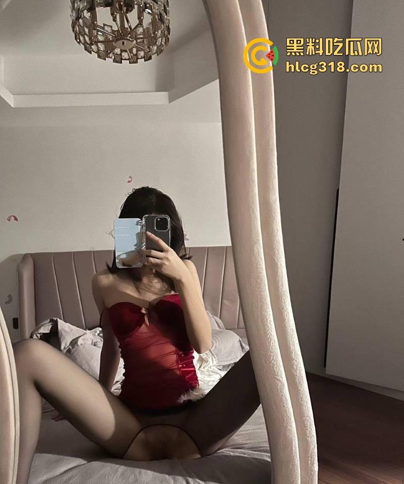 哈尔滨工业大学【张倩倩】极品反差1V1情趣装自慰，风骚嫩逼挑逗镜头，淫水四溢 ！  第4张