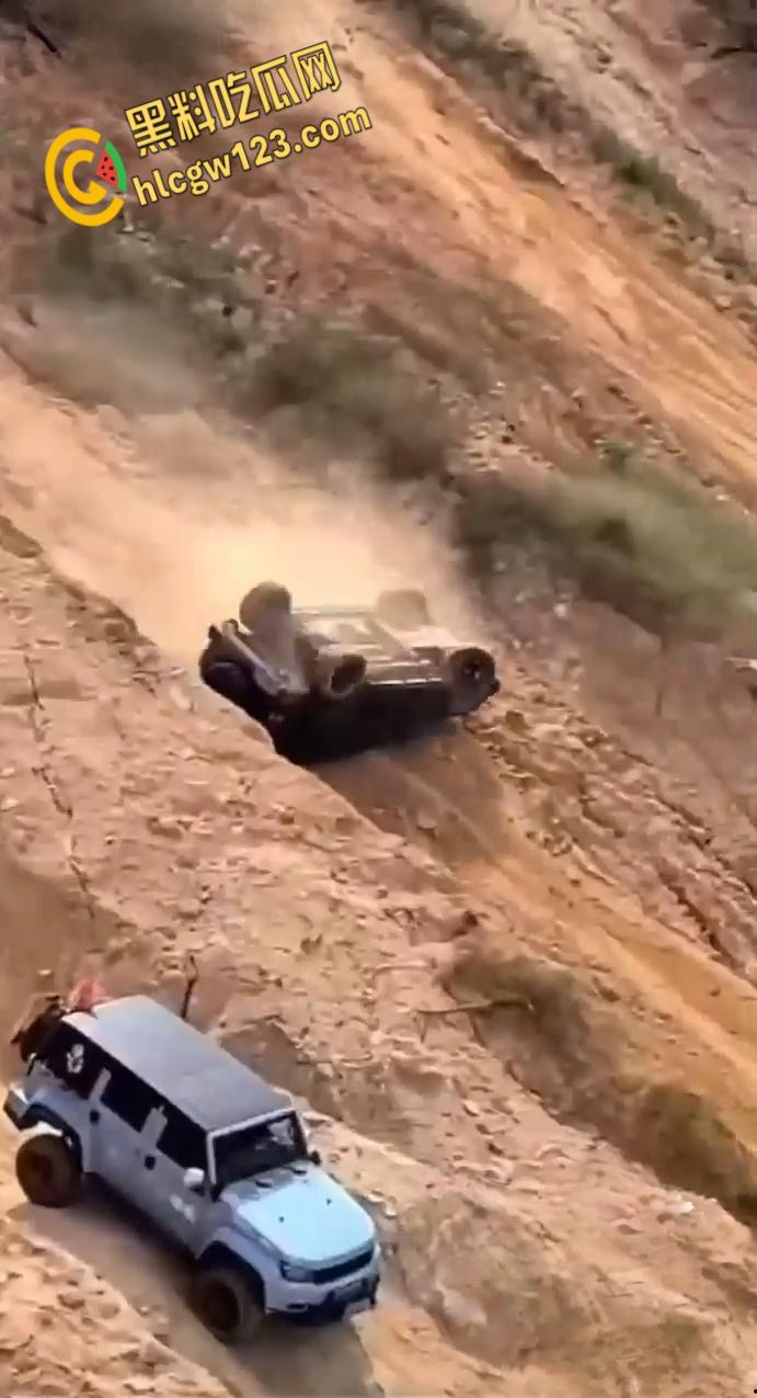 越野有风险爬坡需谨慎，云南百车大战一越野车失控翻车，车主被甩出途中二次被车身砸飞！  第6张