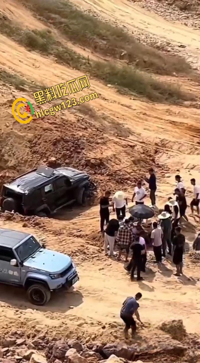 越野有风险爬坡需谨慎，云南百车大战一越野车失控翻车，车主被甩出途中二次被车身砸飞！  第7张