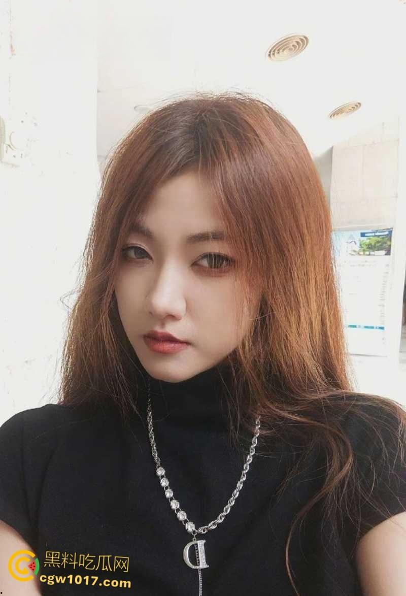 天津银行美女柜员【郭雨轩】，为了勾引客户买理财，甘愿献身当母狗玩虐肛，50厘米长假屌从菊花拽出！  第1张