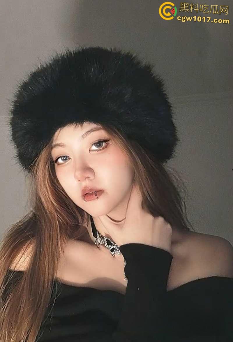 天津银行美女柜员【郭雨轩】，为了勾引客户买理财，甘愿献身当母狗玩虐肛，50厘米长假屌从菊花拽出！  第2张