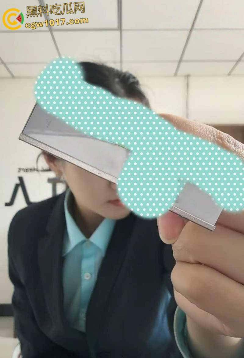 天津银行美女柜员【郭雨轩】，为了勾引客户买理财，甘愿献身当母狗玩虐肛，50厘米长假屌从菊花拽出！  第3张