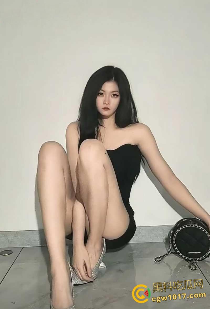 天津银行美女柜员【郭雨轩】，为了勾引客户买理财，甘愿献身当母狗玩虐肛，50厘米长假屌从菊花拽出！  第4张