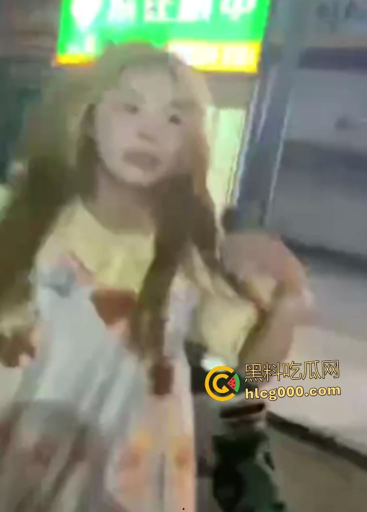 精神小伙脚踏两条船，前女友暴揍黄毛现女友，前女友还借钱和车给小伙用，直接欠一屁股债！  第1张