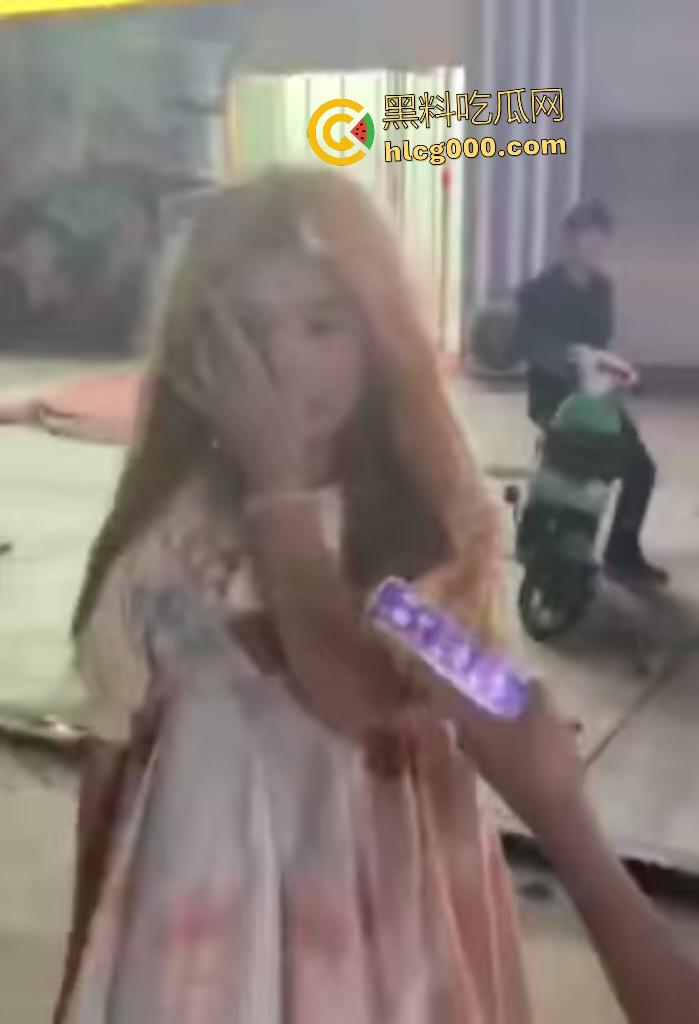 精神小伙脚踏两条船，前女友暴揍黄毛现女友，前女友还借钱和车给小伙用，直接欠一屁股债！  第2张