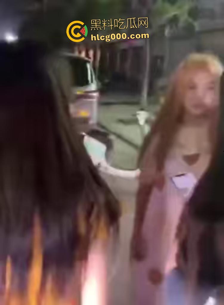 精神小伙脚踏两条船，前女友暴揍黄毛现女友，前女友还借钱和车给小伙用，直接欠一屁股债！  第3张