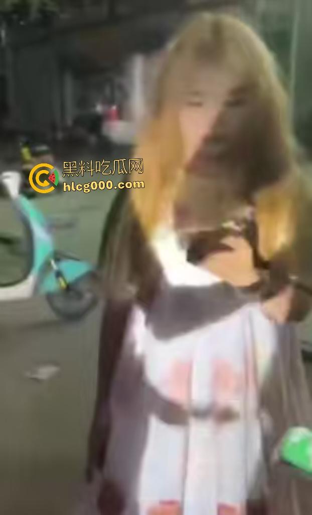 精神小伙脚踏两条船，前女友暴揍黄毛现女友，前女友还借钱和车给小伙用，直接欠一屁股债！  第4张