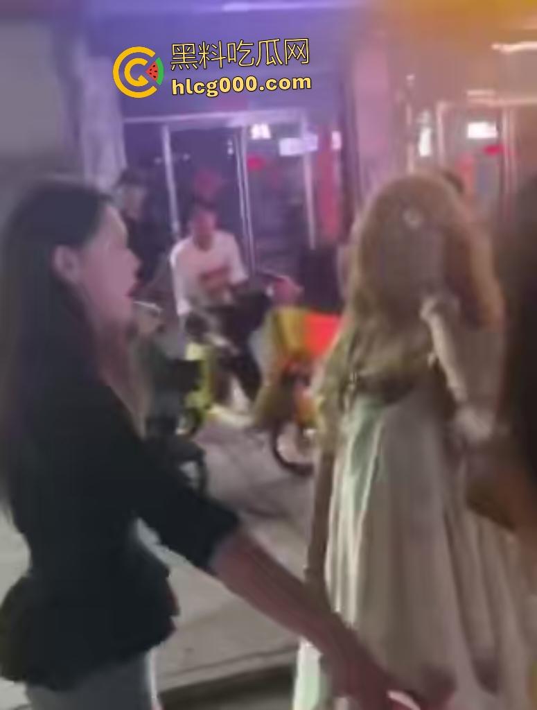 精神小伙脚踏两条船，前女友暴揍黄毛现女友，前女友还借钱和车给小伙用，直接欠一屁股债！  第6张