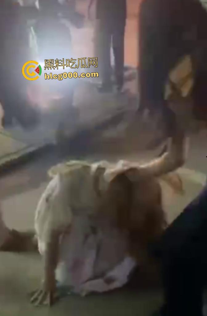 精神小伙脚踏两条船，前女友暴揍黄毛现女友，前女友还借钱和车给小伙用，直接欠一屁股债！  第7张