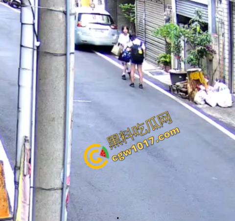 台湾省苗粟随机斩人案再度上演！47岁男子持刀狂魔，便利店门前血雨腥风，女童胸挨一刀，送ICU抢救，震惊全省！  第1张