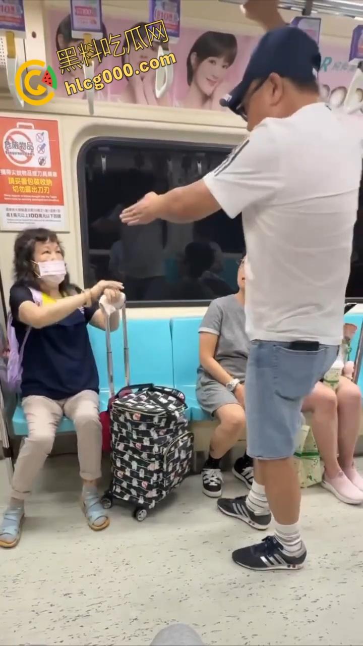 台北地铁上演魔法大战！阿伯阿嬷座位之争秒变咒术对决，乘客笑到扶墙，这波是哈利波特vs.邓布利多？  第4张