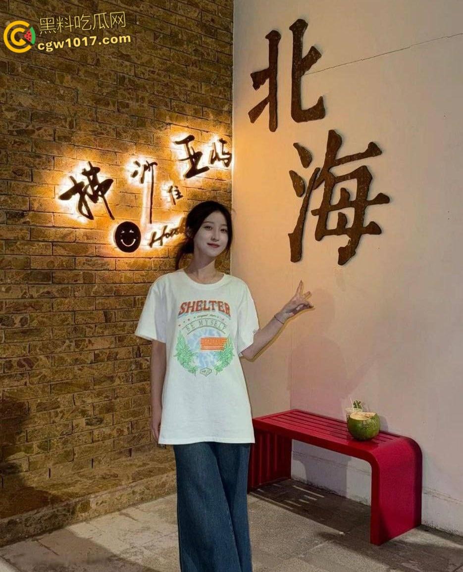 黑龙江高颜值反差婊【赵丽娜】被金主调教成母狗，黑丝乳夹跪爬深喉吞精画面骚到极致！  第1张