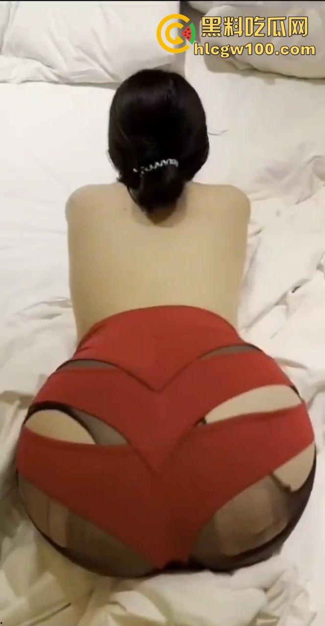 上海恋足癖老哥包养空姐只为玩脚，骚气空姐美脚喂蛋糕，老哥不日逼只玩脚，难言之瘾让人看傻！  第12张