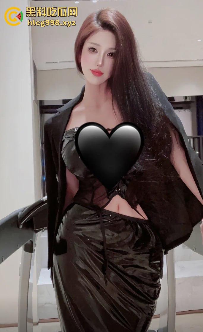 抖音网红【顾灵曦】翻车！全身科技制造，300块加微信，卖衣服是假，给钱就能草！  第3张