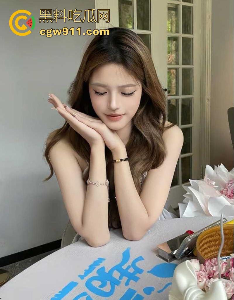 极品性感女神【李玮嘉】被金主带到酒店玩3P乱交，玩前后夹击轮操双洞，含着肉棒挨操疯狂淫叫！  第2张