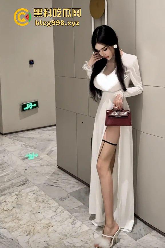 抖音网红【顾灵曦】翻车！全身科技制造，300块加微信，卖衣服是假，给钱就能草！  第10张