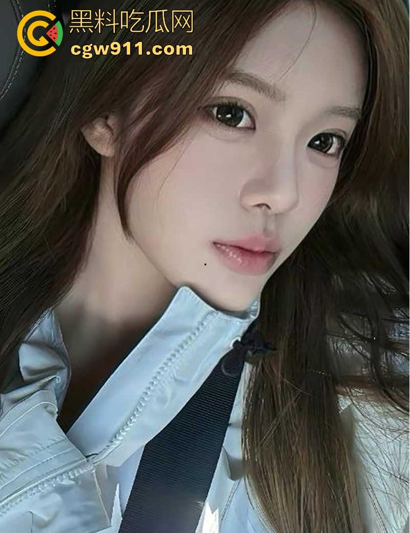 极品性感女神【李玮嘉】被金主带到酒店玩3P乱交，玩前后夹击轮操双洞，含着肉棒挨操疯狂淫叫！  第4张