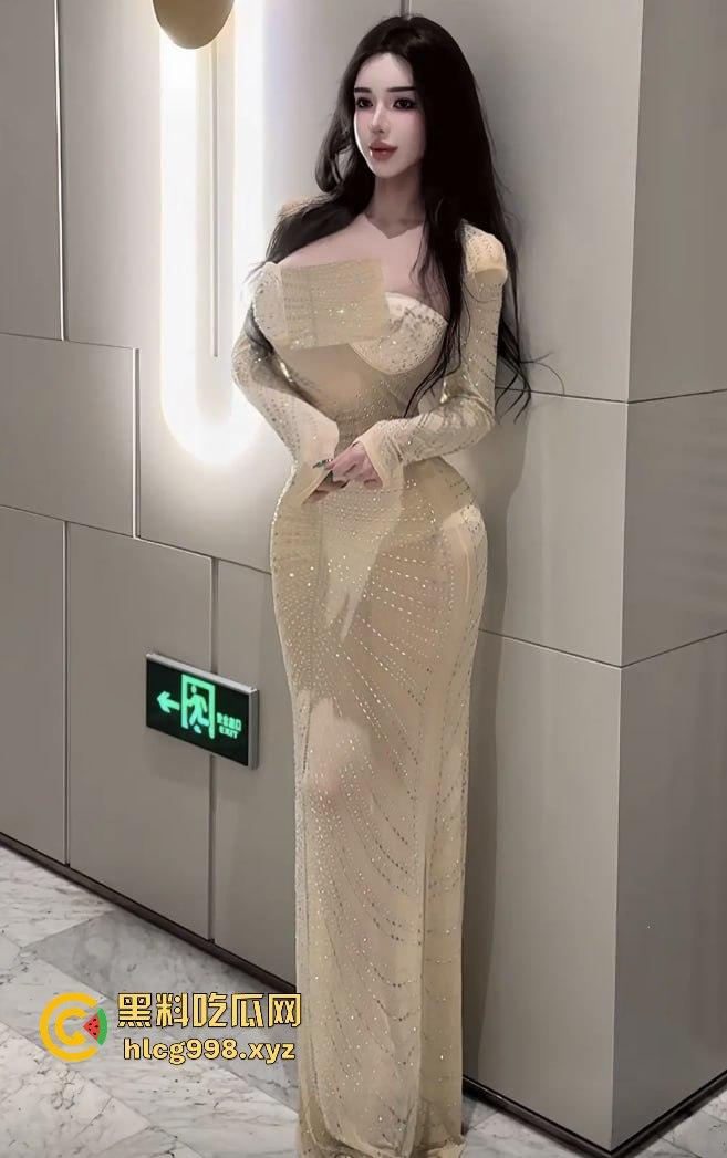 抖音网红【顾灵曦】翻车！全身科技制造，300块加微信，卖衣服是假，给钱就能草！  第13张