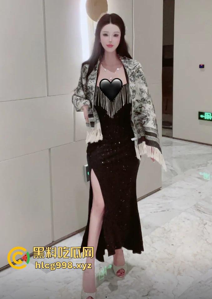 抖音网红【顾灵曦】翻车！全身科技制造，300块加微信，卖衣服是假，给钱就能草！  第14张