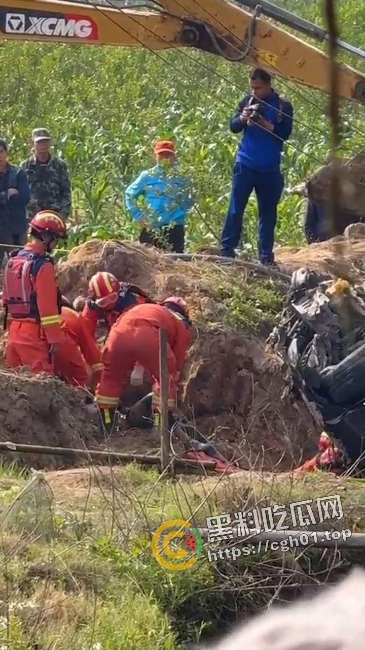 傣族精神小伙开车狂飙 喜提团灭 5人当场死亡 现场画面曝光 尸体叠罗汉  第9张