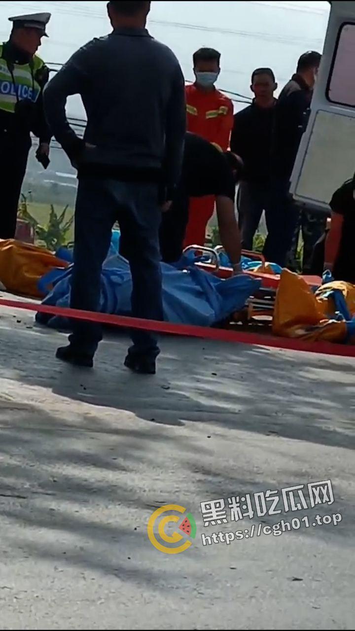 傣族精神小伙开车狂飙 喜提团灭 5人当场死亡 现场画面曝光 尸体叠罗汉  第10张