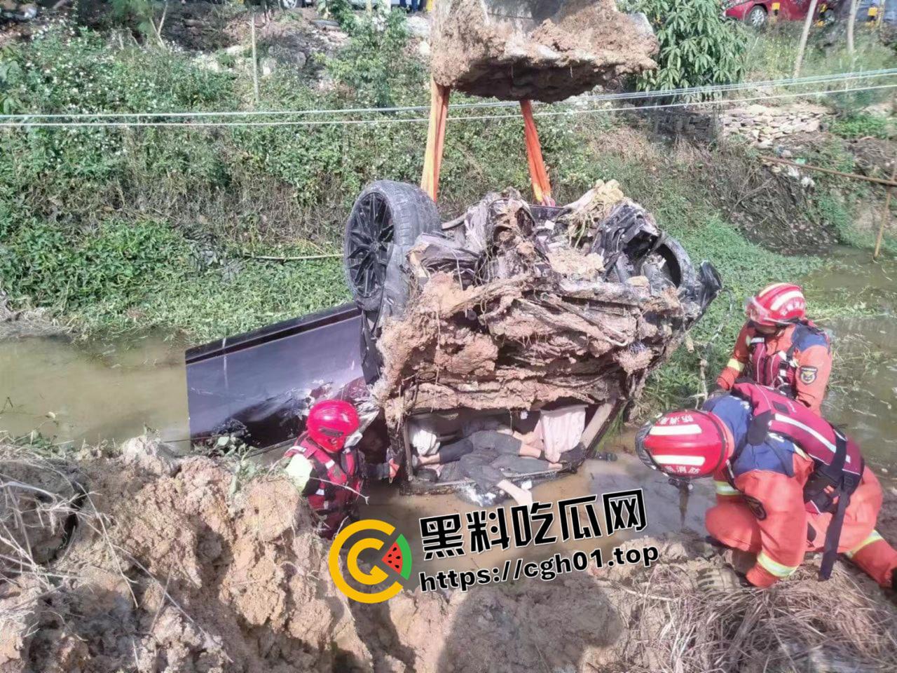 傣族精神小伙开车狂飙 喜提团灭 5人当场死亡 现场画面曝光 尸体叠罗汉  第11张