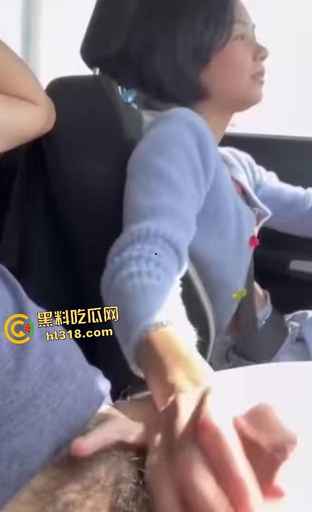 什么年代了还在开手动挡？女子单手开车竟是在撸老公短屌，把鸡巴当手动挡来挂挡，还在车内挤奶摸胸！  第8张