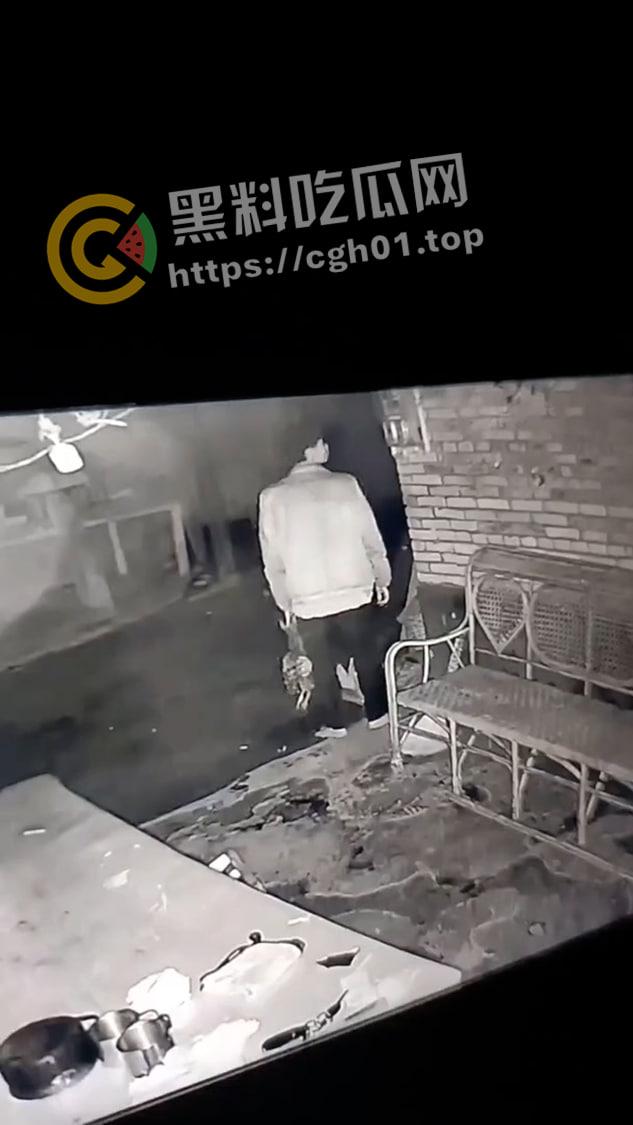 男子半夜杀鸡喝血 两眼放光疯狂抽搐 村寨内老人传言恶鬼上身 现场监控画面流出 让人后背发毛  第6张