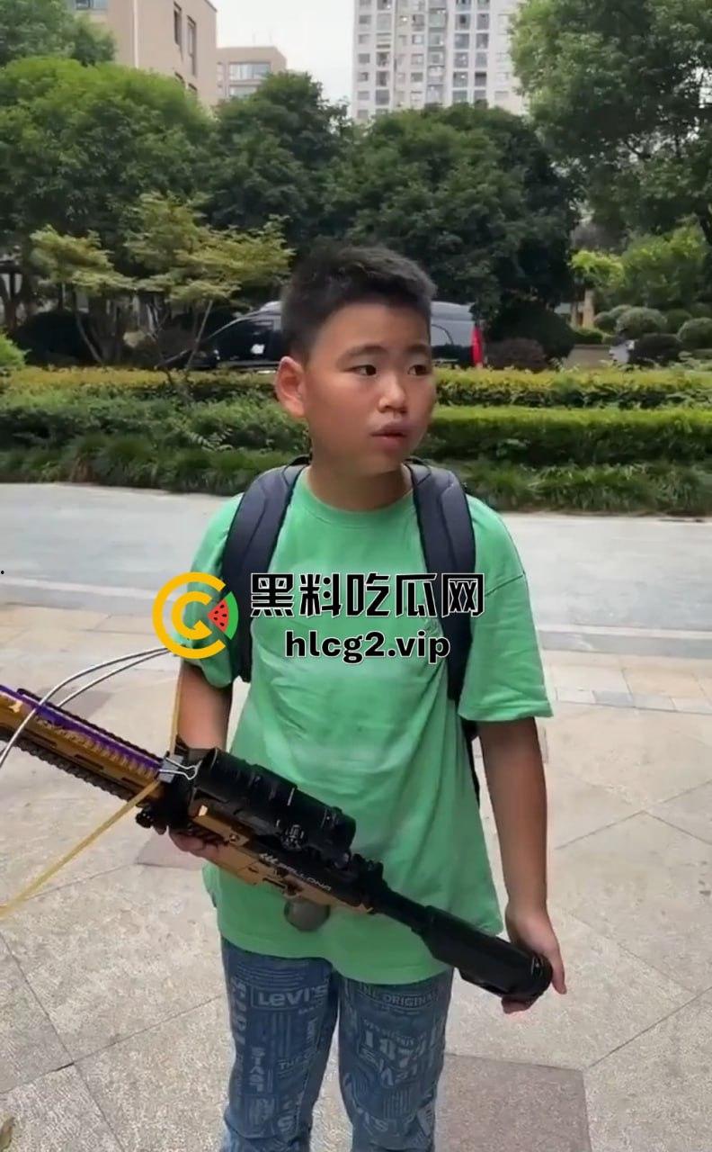 超熊男孩弩箭练杀技！虐猫升级还不够，下一步就是全家屠杀，老妈还在旁边玩消消乐  第6张