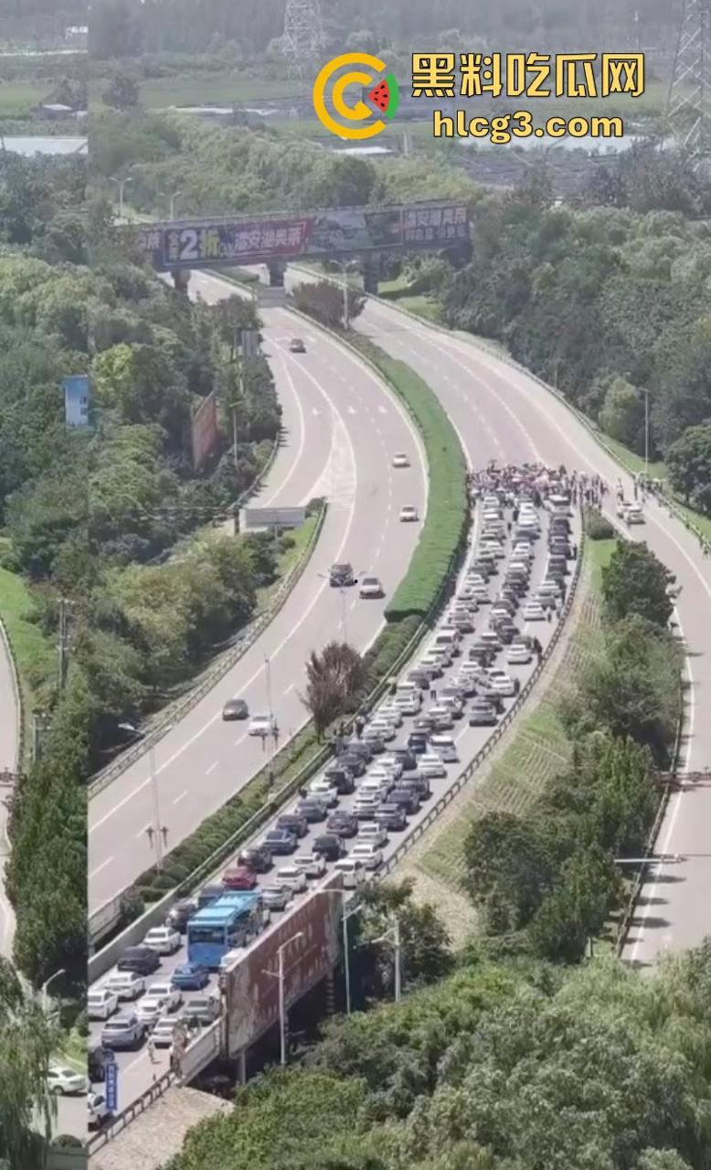 徐州潘安湖中昂博观小区曾承诺在去年底交房 因楼盘迟迟未交发生堵路暴乱！  第5张