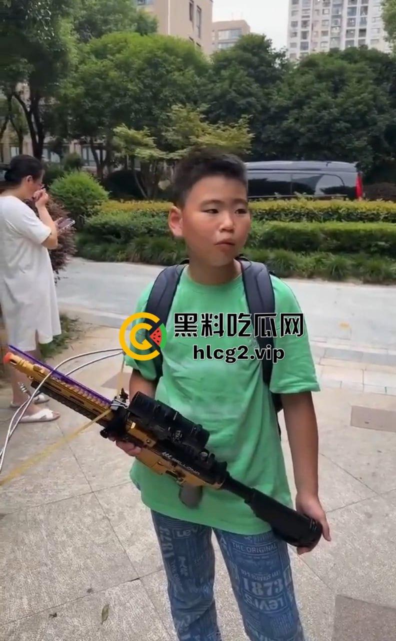 超熊男孩弩箭练杀技！虐猫升级还不够，下一步就是全家屠杀，老妈还在旁边玩消消乐  第8张