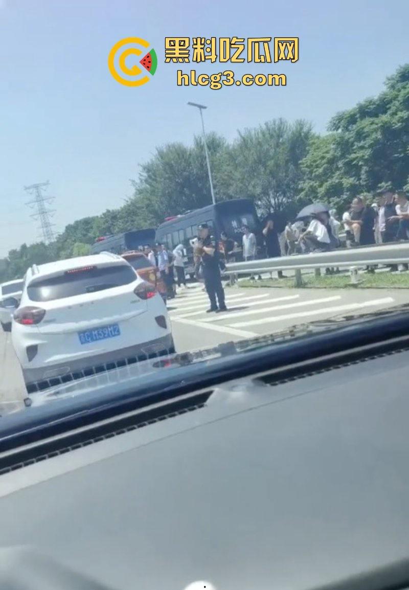 徐州潘安湖中昂博观小区曾承诺在去年底交房 因楼盘迟迟未交发生堵路暴乱！  第7张