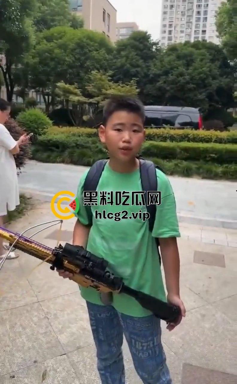 超熊男孩弩箭练杀技！虐猫升级还不够，下一步就是全家屠杀，老妈还在旁边玩消消乐  第9张