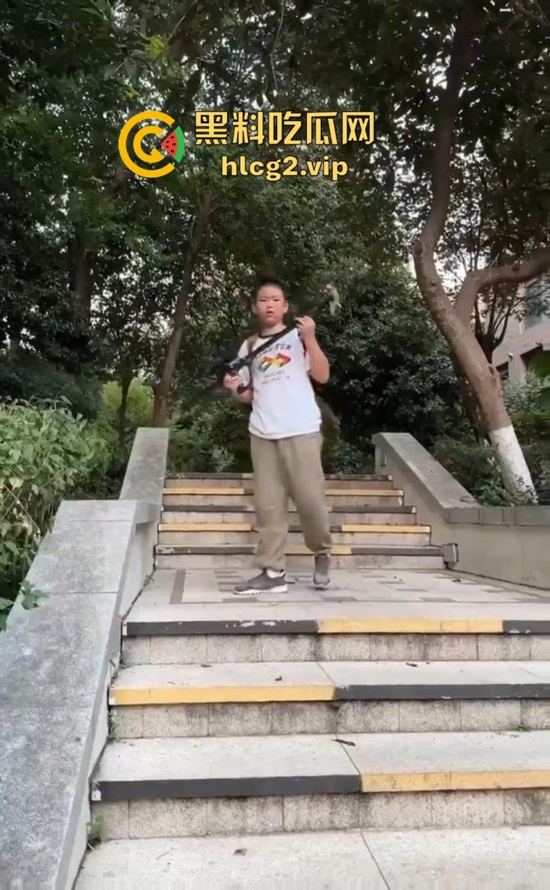 超熊男孩弩箭练杀技！虐猫升级还不够，下一步就是全家屠杀，老妈还在旁边玩消消乐  第10张