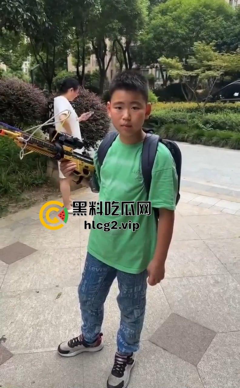 超熊男孩弩箭练杀技！虐猫升级还不够，下一步就是全家屠杀，老妈还在旁边玩消消乐  第11张