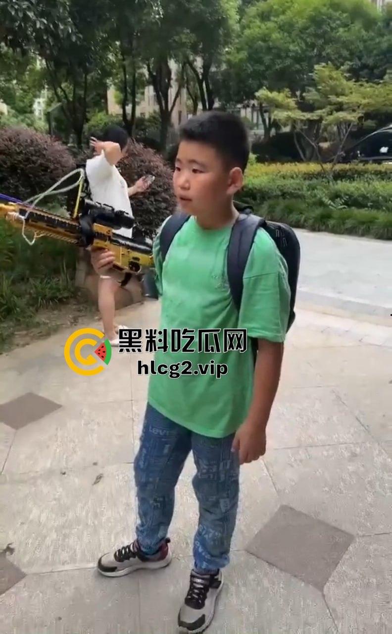 超熊男孩弩箭练杀技！虐猫升级还不够，下一步就是全家屠杀，老妈还在旁边玩消消乐  第12张