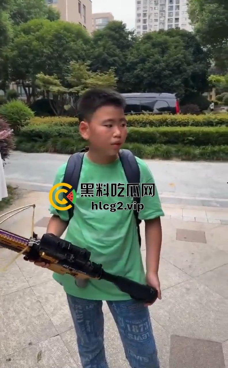 超熊男孩弩箭练杀技！虐猫升级还不够，下一步就是全家屠杀，老妈还在旁边玩消消乐  第13张