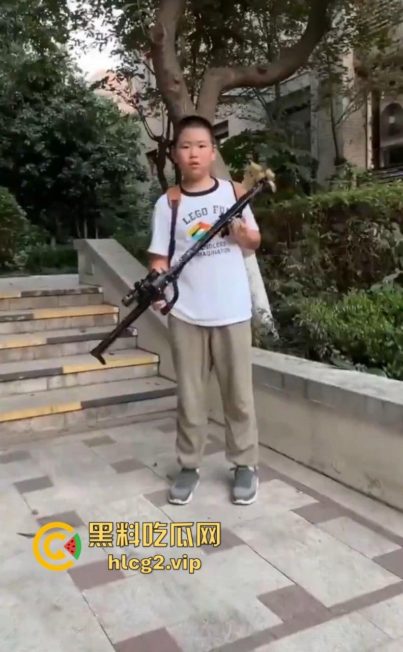 超熊男孩弩箭练杀技！虐猫升级还不够，下一步就是全家屠杀，老妈还在旁边玩消消乐  第14张