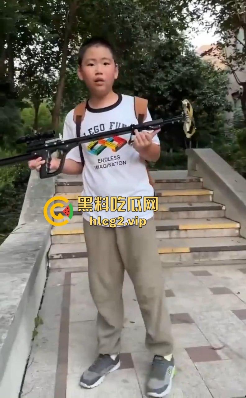 超熊男孩弩箭练杀技！虐猫升级还不够，下一步就是全家屠杀，老妈还在旁边玩消消乐  第15张