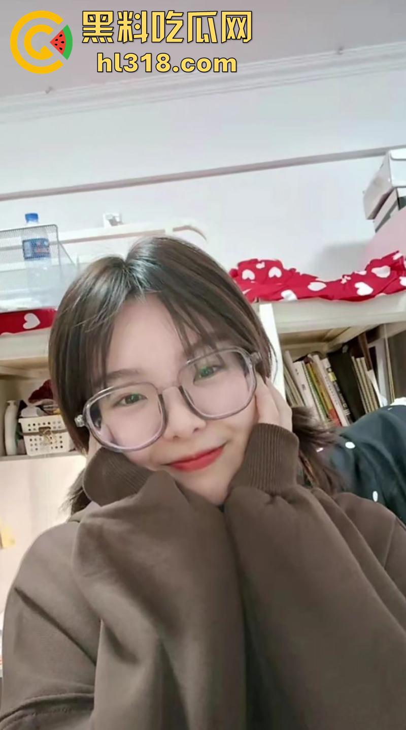 阜新市反差婊【张佳佳】，身材超赞的反差母狗，有男友依旧按耐不住，网上撩骚找猛男被调教，性爱视频流出！  第4张