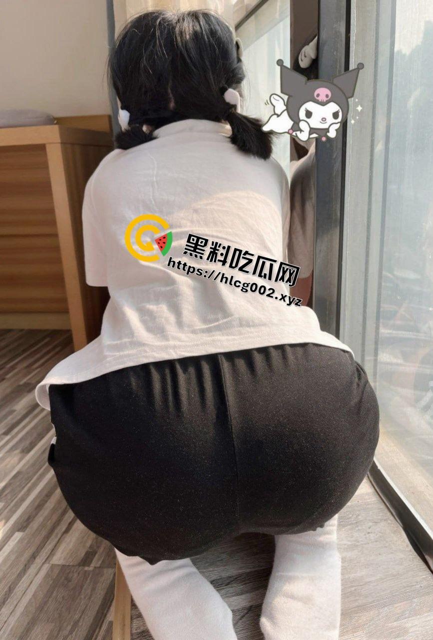 我的大一反差小母狗穿着无弹力短丝袜为我足交！最后啪啪后入她鲜嫩的肉穴！真爽啊！  第5张