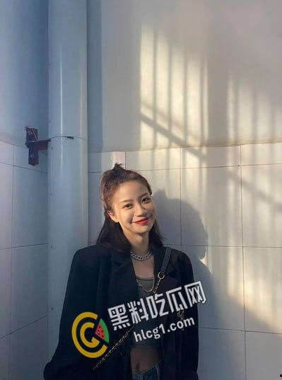 成都大学 高颜值极品学生张琪 被金主包养口爆 化身吞精小母狗 听这口水声真是刺激！  第2张