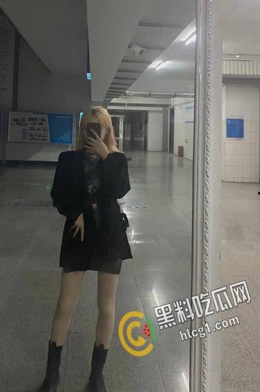 成都大学 高颜值极品学生张琪 被金主包养口爆 化身吞精小母狗 听这口水声真是刺激！  第3张