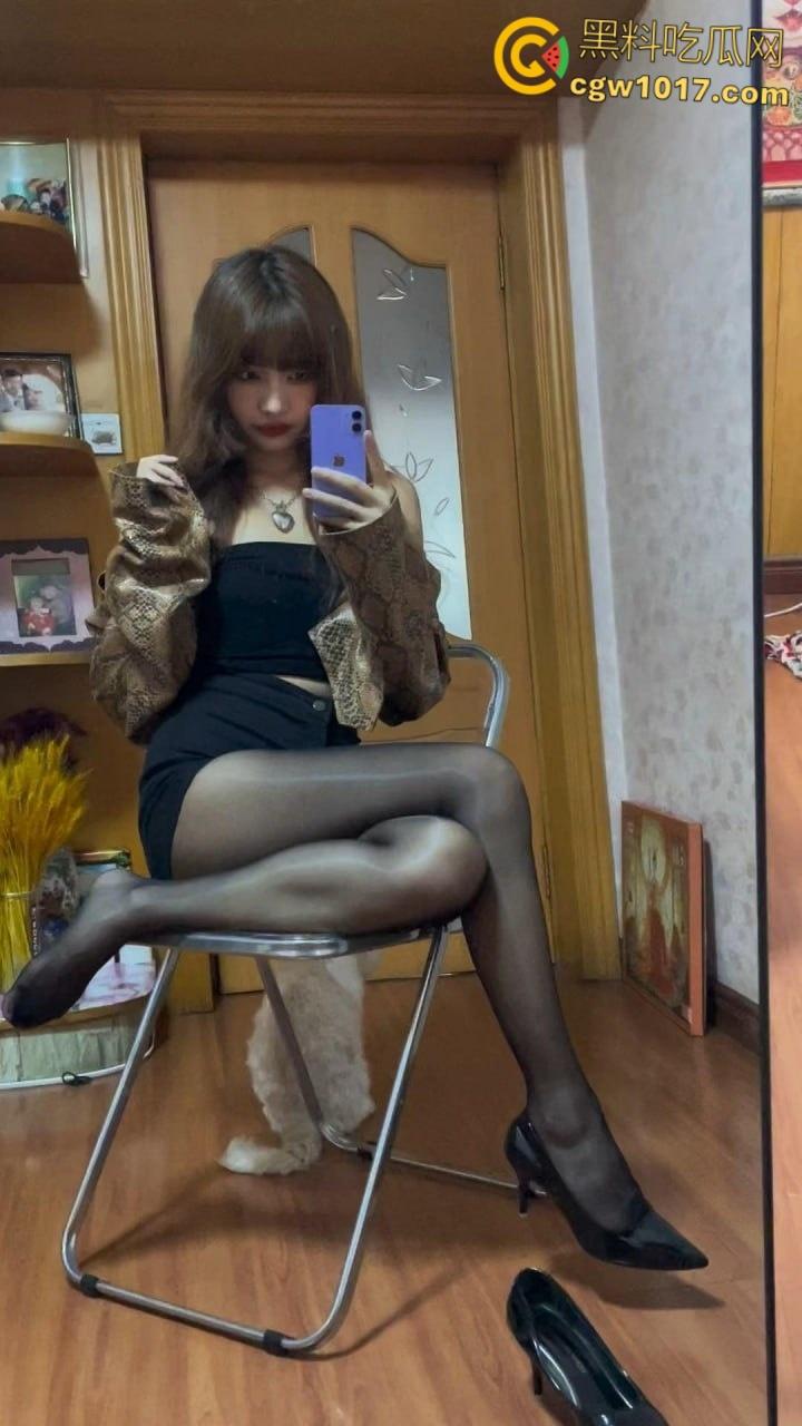 精盆小母狗【麦香鱼】， 榜一大哥定制福利视频，开档黑丝大长腿诱惑，顶跨揉胸大尺度骚舞 ，百变造型骚出天际 ！  第3张