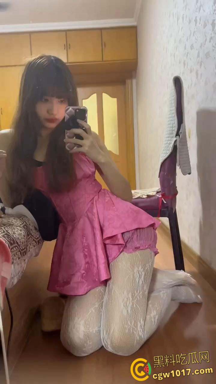 精盆小母狗【麦香鱼】， 榜一大哥定制福利视频，开档黑丝大长腿诱惑，顶跨揉胸大尺度骚舞 ，百变造型骚出天际 ！  第7张