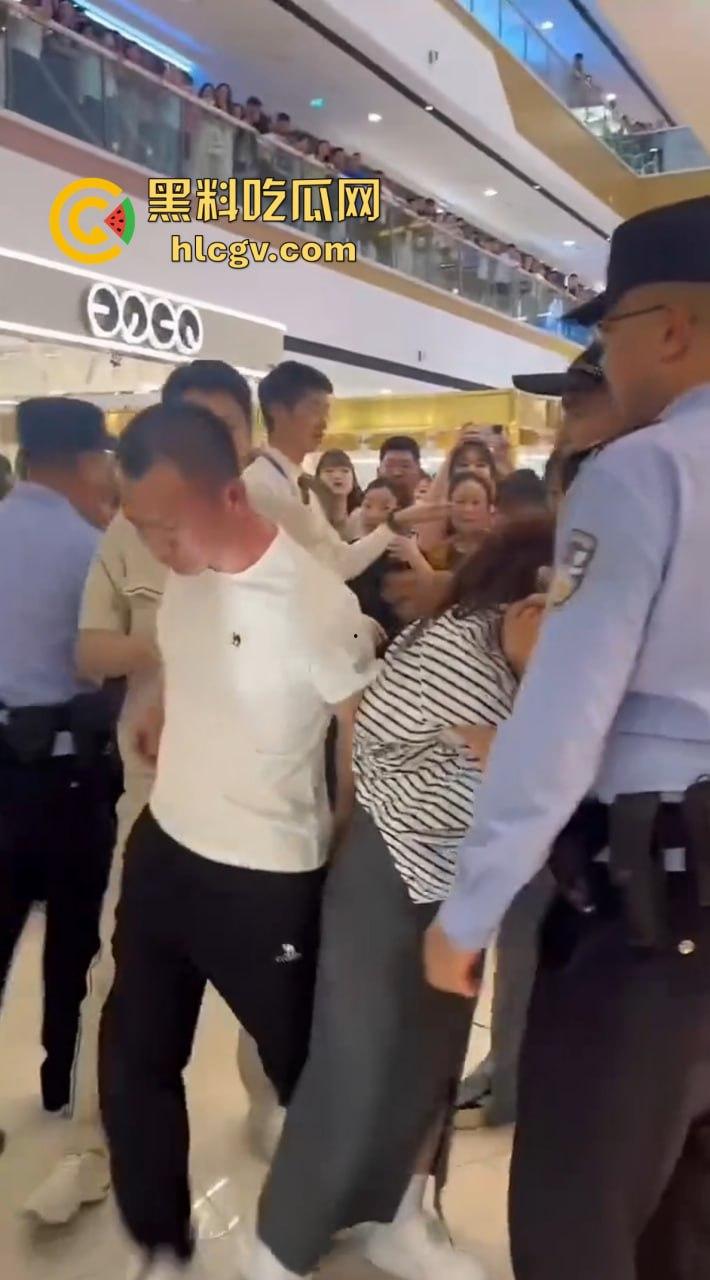 陕西女子带弟弟商场捉奸，姐弟联手怒打小三和渣姐夫！小三哭惨，姐夫被按墙扇脸不敢吭声！  第1张