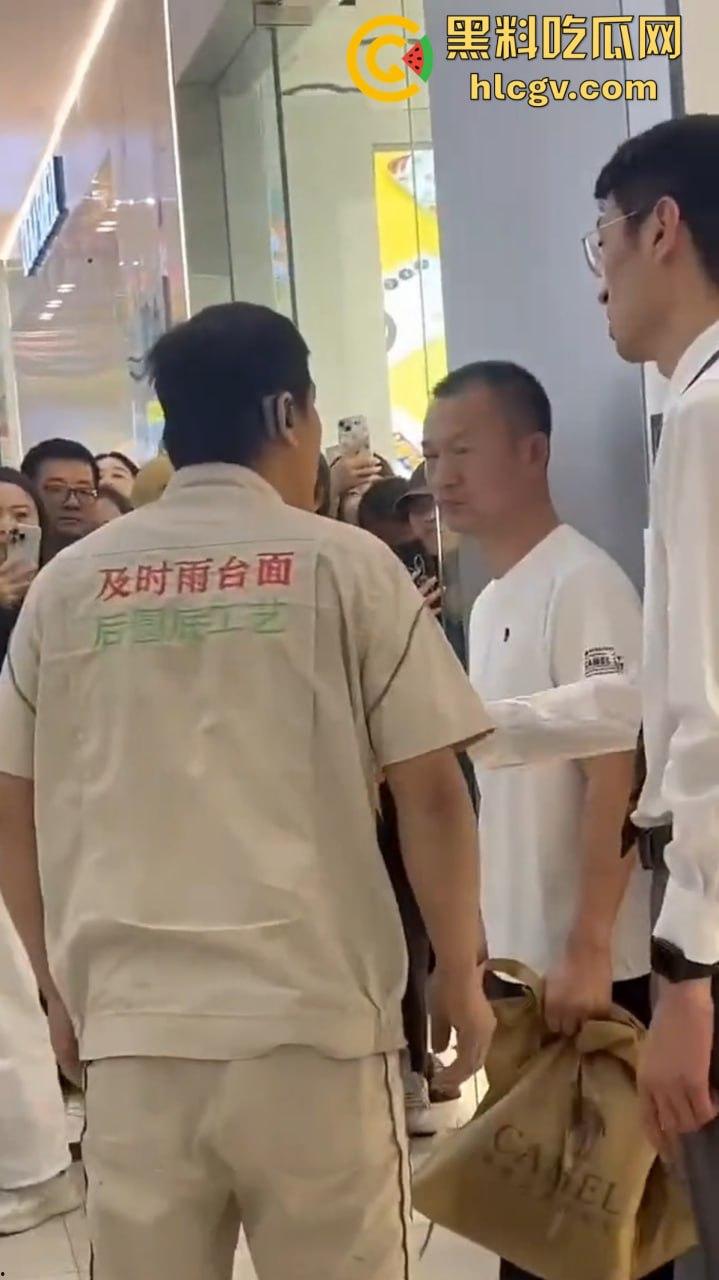 陕西女子带弟弟商场捉奸，姐弟联手怒打小三和渣姐夫！小三哭惨，姐夫被按墙扇脸不敢吭声！  第2张