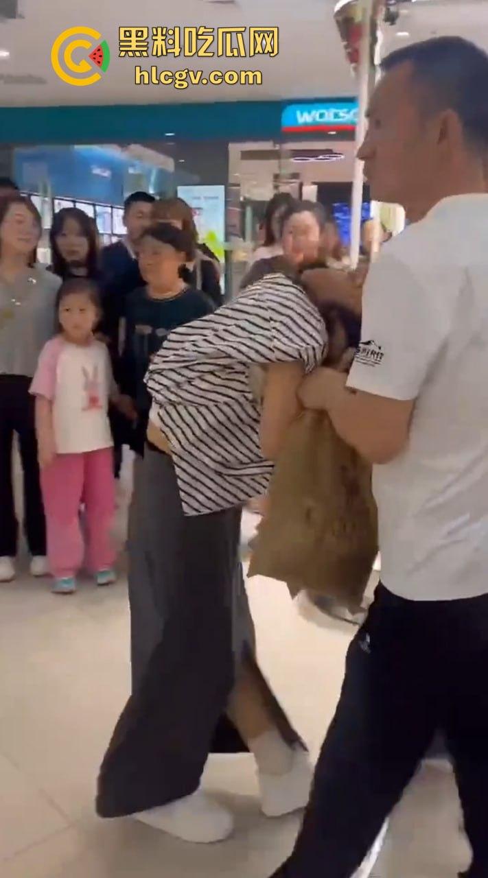 陕西女子带弟弟商场捉奸，姐弟联手怒打小三和渣姐夫！小三哭惨，姐夫被按墙扇脸不敢吭声！  第3张