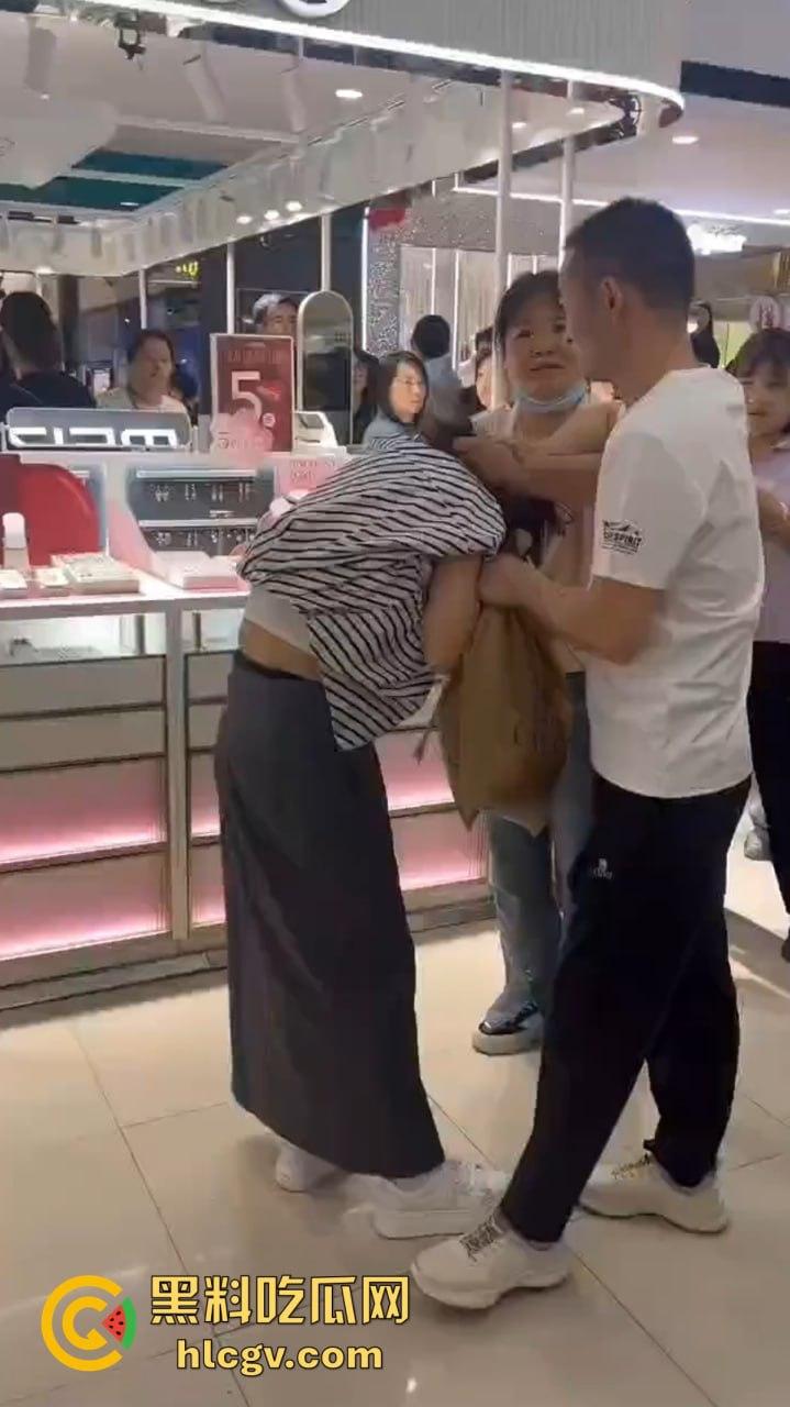 陕西女子带弟弟商场捉奸，姐弟联手怒打小三和渣姐夫！小三哭惨，姐夫被按墙扇脸不敢吭声！  第4张
