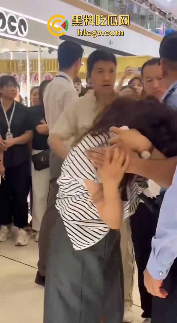 陕西女子带弟弟商场捉奸，姐弟联手怒打小三和渣姐夫！小三哭惨，姐夫被按墙扇脸不敢吭声！  第5张